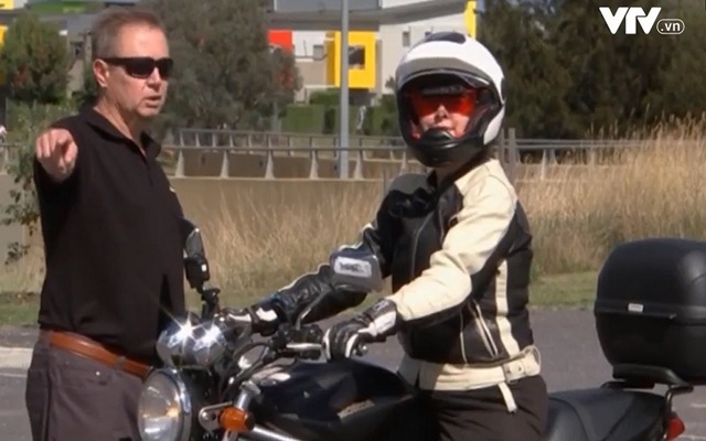 Người khiếm thị đầu tiên được cấp phép lái xe máy ở Australia - Ảnh 1.