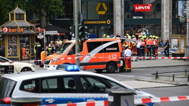 A man rammed his car into a crowd in Berlin, killing a teacher, injuring 14 students - Photo 2.