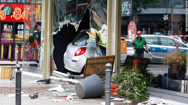 A man rammed his car into a crowd in Berlin, killing a teacher, injuring 14 students - Photo 1.