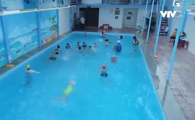 Nỗ lực phổ cập bơi phòng chống đuối nước khi trẻ nghỉ hè - Ảnh 1.