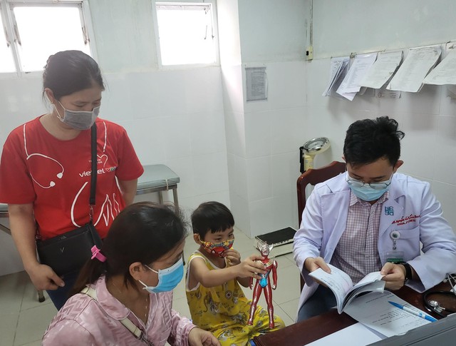 Gần 400 trẻ em được khám sàng lọc bệnh tim bẩm sinh tại Trà Vinh - Ảnh 3.
