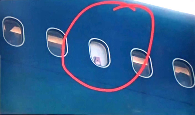 Nguy hiểm trào lưu cài điện thoại ở cửa sổ máy bay để quay clip - Ảnh 1.