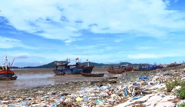 Bờ biển Thanh Hóa tràn ngập rác thải - Ảnh 4.