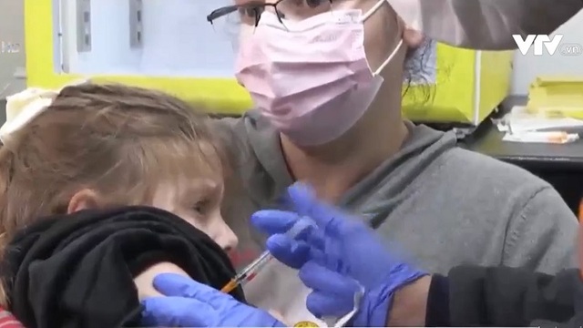 Israel tiêm vaccine cho trẻ dưới 5 tuổi - Ảnh 1.