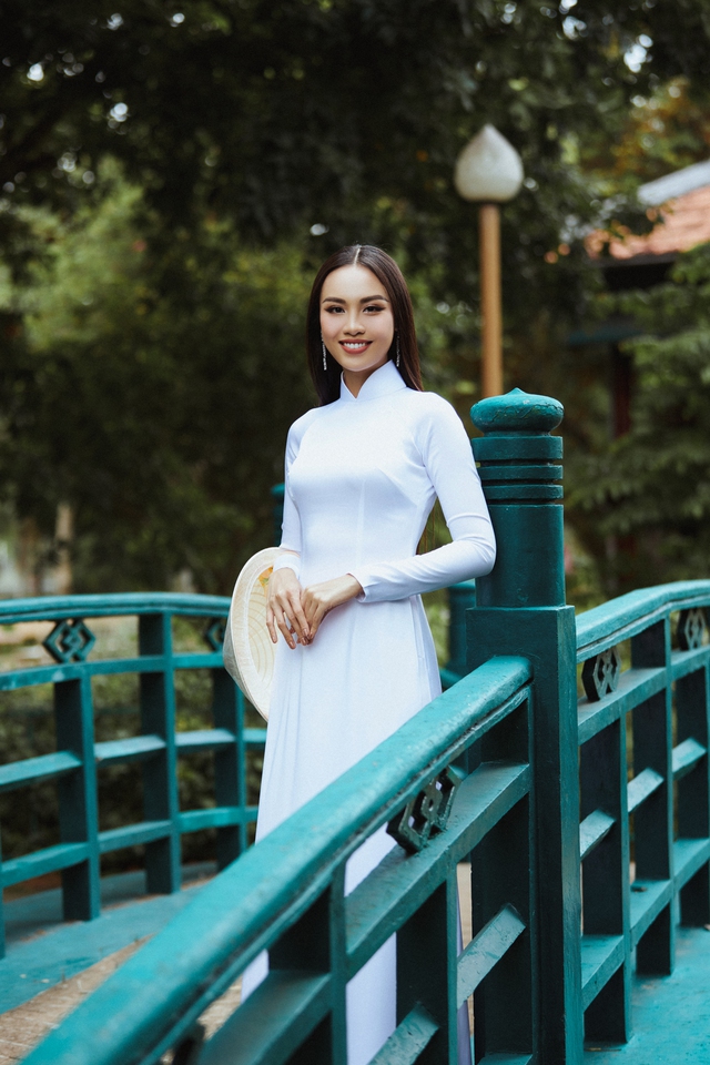 Á hậu Thủy Tiên diện áo bà ba quảng bá du lịch Đồng Tháp - Ảnh 2.