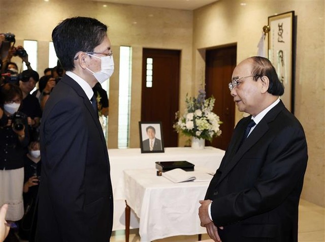 Lãnh đạo cấp cao Việt Nam viếng cố Thủ tướng Nhật Bản Abe Shinzo - Ảnh 1.