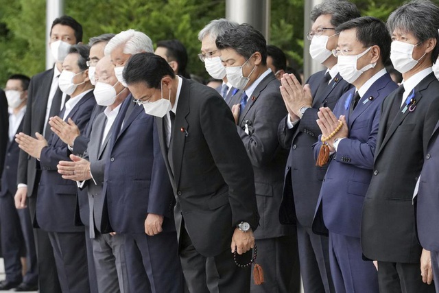 Người dân Nhật Bản xếp hàng dâng hoa, thể hiện tình cảm sâu sắc đối với cố Thủ tướng Abe Shinzo - Ảnh 1.
