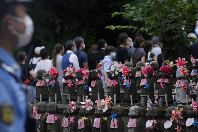 Người dân Nhật Bản xếp hàng dâng hoa, thể hiện tình cảm sâu sắc đối với cố Thủ tướng Abe Shinzo - Ảnh 2.