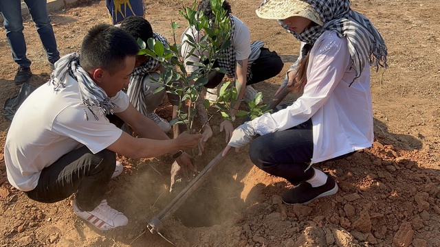 Hoa hậu Thùy Tiên đến châu Phi xây giếng nước sạch - Ảnh 5.