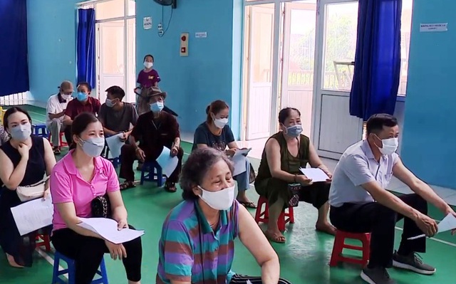 Nhiều người dân Hà Nội thay đổi quan niệm về tiêm vaccine COVID-19 mũi 4 - Ảnh 1.