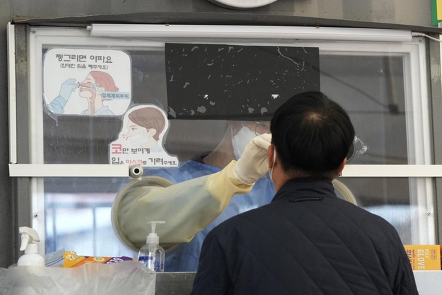 Lo ngại làn sóng lây nhiễm COVID-19 mới, Hàn Quốc mở rộng đối tượng tiêm mũi 4 - Ảnh 1.