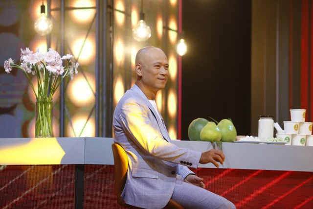 
Journalist Long Vu replaces journalist Quoc Khanh as lead presenter of season 2
