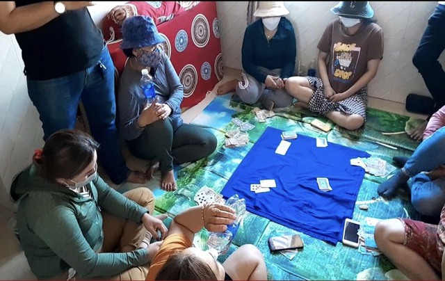 Quảng Nam: Tạm giữ 7 quý bà đánh bạc bằng hình thức bài cào 3 lá - Ảnh 1.