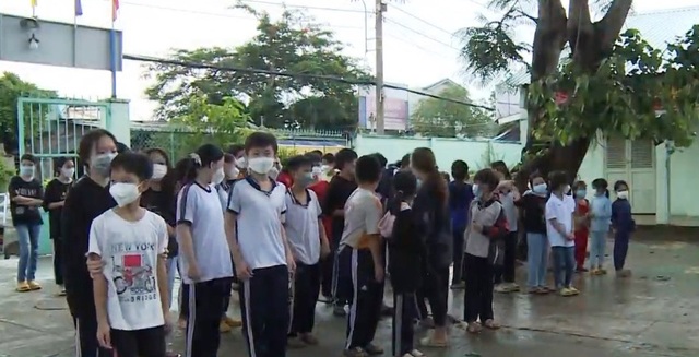 Lớp học xóa mù chữ giữa lòng TP Hồ Chí Minh - Ảnh 1.