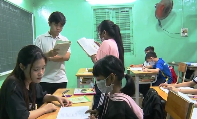 Lớp học xóa mù chữ giữa lòng TP Hồ Chí Minh - Ảnh 2.