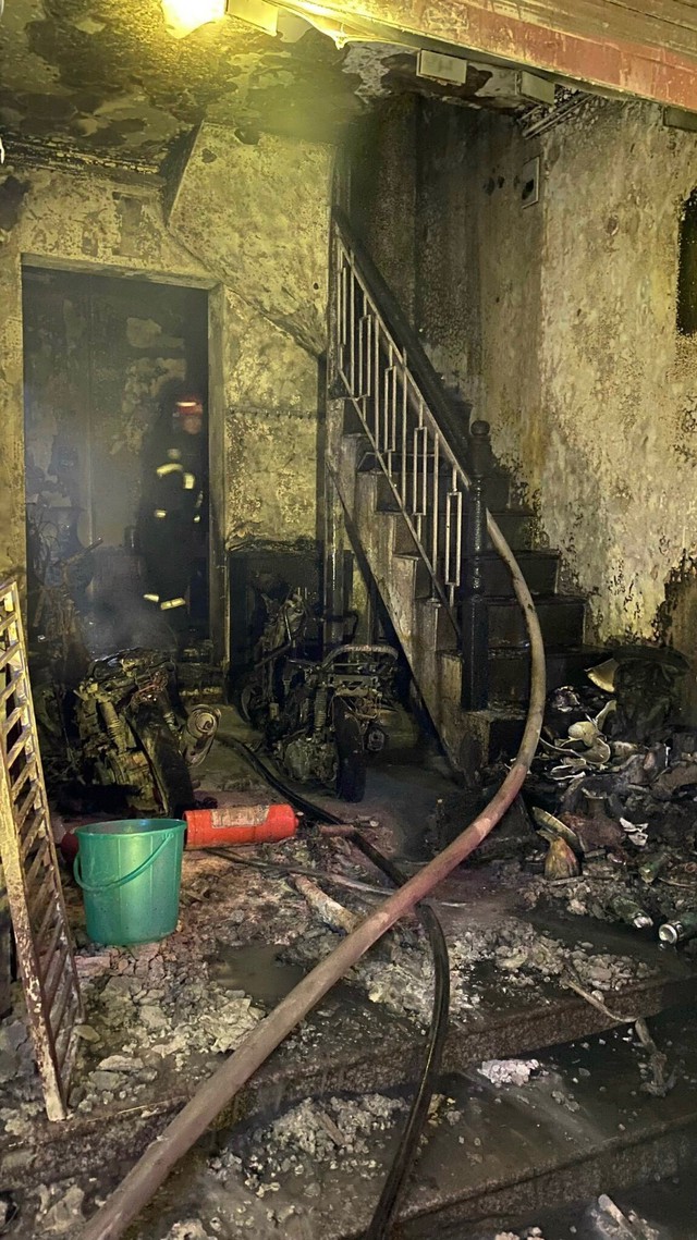 Hà Nội: Cứu thoát 4 người kẹt trong căn nhà cháy lúc rạng sáng - Ảnh 2.