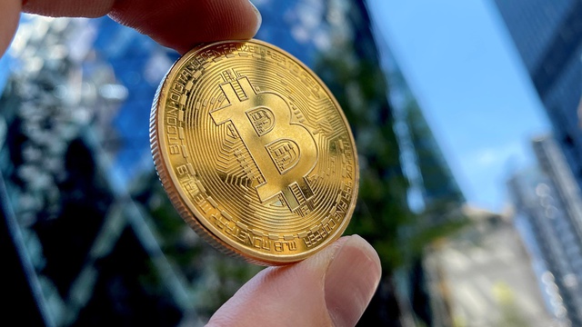 Bitcoin bất ngờ tăng vọt vượt 22.000 USD - Ảnh 1.