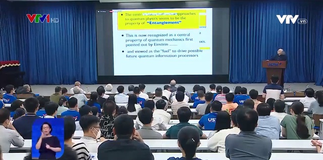 Giáo sư Nobel Vật lý 2016 giảng bài cho sinh viên Việt Nam - Ảnh 1.