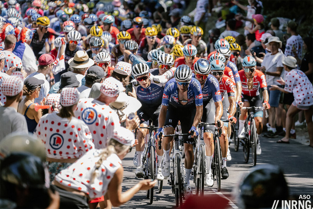 Các cua-rơ dự Tour de France đối mặt với nắng nóng - Ảnh 1.