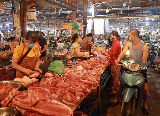 Giá thịt lợn tăng, chợ ế ẩm - Ảnh 1.