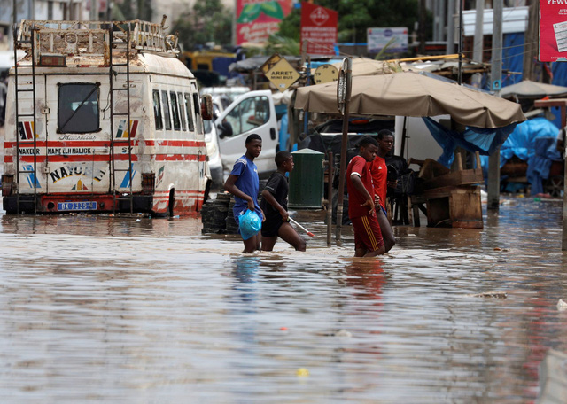 Thủ đô Senegal ngập trong nước lũ sau trận mưa lớn - Ảnh 2.
