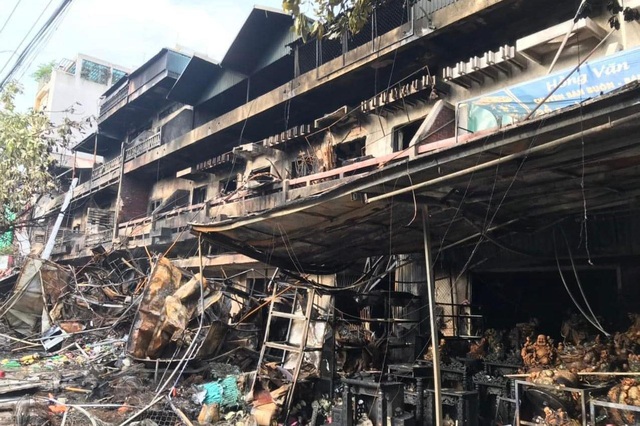 Cháy lớn lan rộng sang 10 căn nhà lúc nửa đêm ở Móng Cái - Ảnh 5.