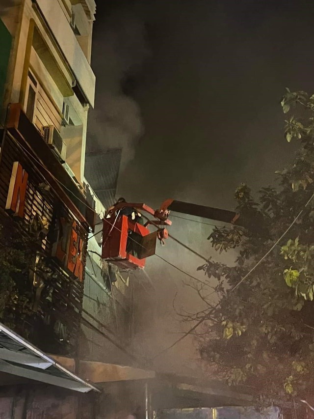 Cháy lớn lan rộng sang 10 căn nhà lúc nửa đêm ở Móng Cái - Ảnh 1.