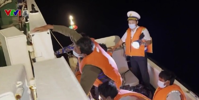 Tiếp nhận 5 ngư dân tàu cá Bình Thuận được cứu - Ảnh 1.