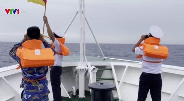 Tiếp nhận 5 ngư dân tàu cá Bình Thuận được cứu - Ảnh 2.