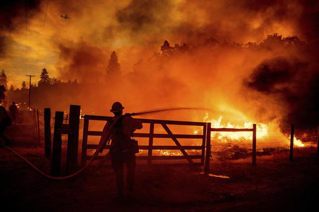 Hàng nghìn người phải sơ tán trong đám cháy rừng lớn nhất năm ở California - Ảnh 7.