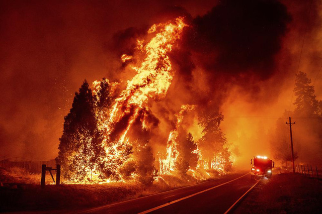 Hàng nghìn người phải sơ tán trong đám cháy rừng lớn nhất năm ở California - Ảnh 1.