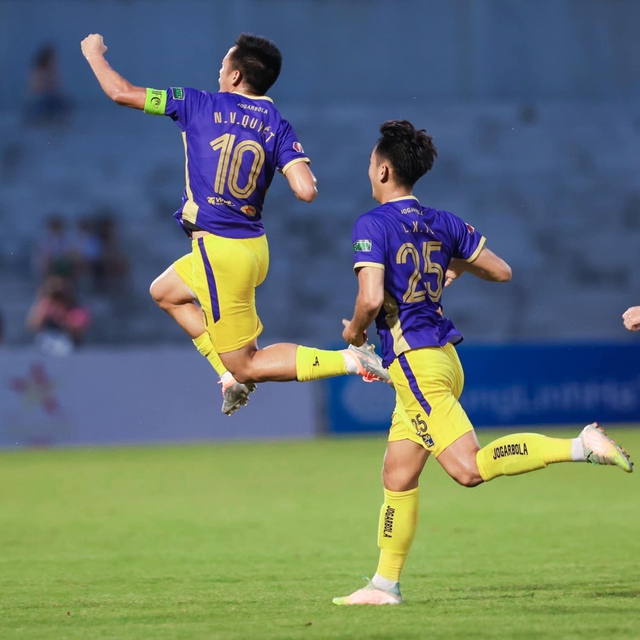 Thắng kịch tính trên sân khách, CLB Hà Nội lấy ngôi đầu V.League của SLNA - Ảnh 1.