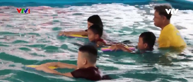 Chung tay giúp trẻ em học bơi an toàn - Ảnh 1.