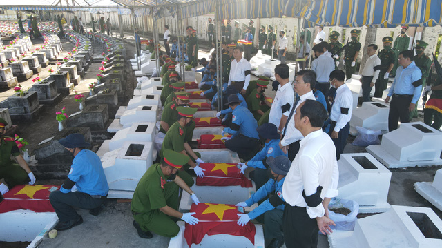 Truy điệu, an táng 20 hài cốt liệt sĩ quân tình nguyện, chuyên gia Việt Nam hy sinh tại Campuchia - Ảnh 1.