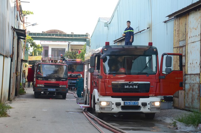 Cháy lớn lúc rạng sáng tại tổng kho vật tư thiết bị ở Đà Nẵng - Ảnh 2.