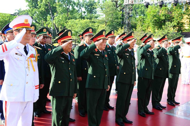 Lãnh đạo Đảng, Nhà nước dâng hương tưởng niệm các Anh hùng liệt sĩ và vào Lăng viếng Chủ tịch Hồ Chí Minh - Ảnh 9.