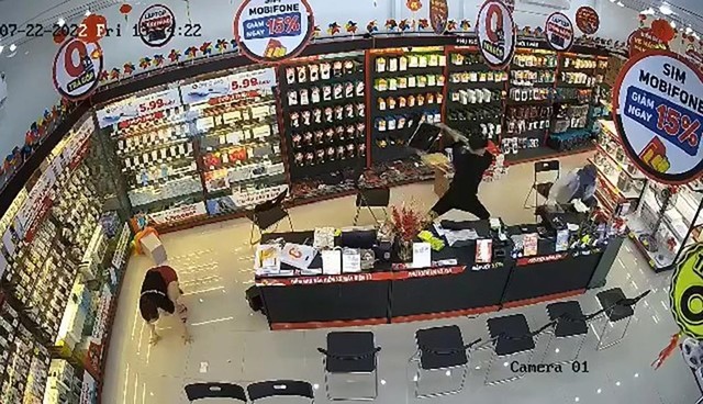 Cầm dao khống chế nhân viên cửa hàng điện thoại để cướp - Ảnh 1.
