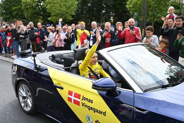 Nhà vô địch Tour de France Vingegaard được chào đón như người hùng tại Đan Mạch - Ảnh 1.
