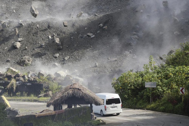 Cư dân miền Bắc Philippines ở trong lều vì lo ngại tiếp tục xảy ra các trận động đất - Ảnh 1.