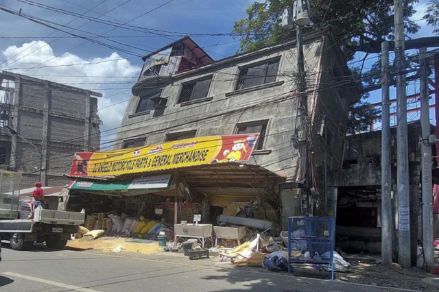 Cư dân miền Bắc Philippines ở trong lều vì lo ngại tiếp tục xảy ra các trận động đất - Ảnh 7.