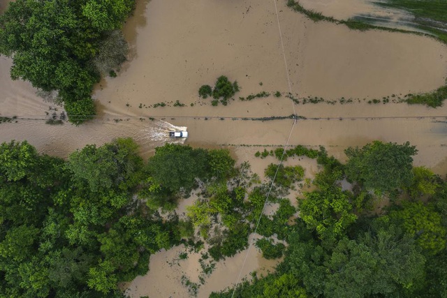 Lũ lụt ở Kentucky khiến 3 người tử vong, số người thiệt mạng có thể tiếp tục tăng - Ảnh 4.