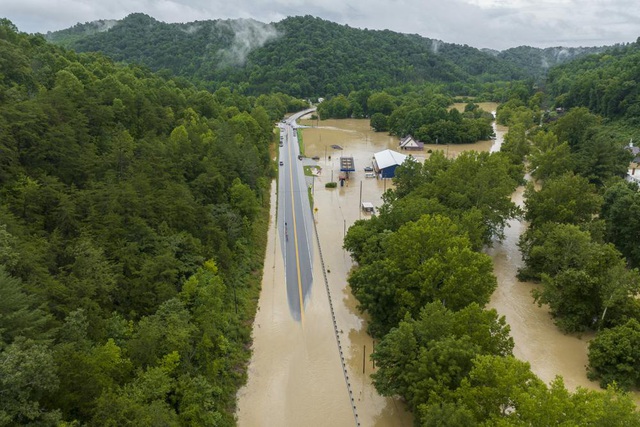 Lũ lụt ở Kentucky khiến 3 người tử vong, số người thiệt mạng có thể tiếp tục tăng - Ảnh 9.