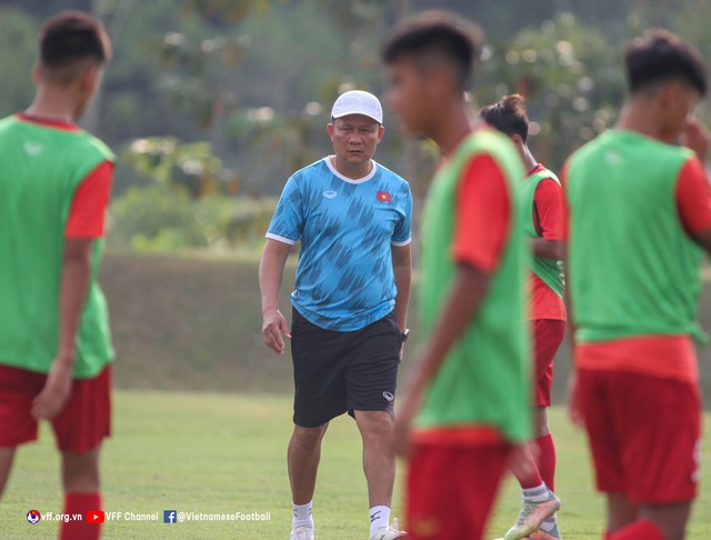 ĐT U16 Việt Nam bước vào buổi tập đầu tiên tại Indonesia - Ảnh 2.
