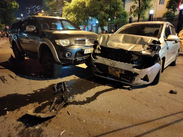 Hà Nội: Tai nạn giao thông liên hoàn giữa nhiều ô tô và xe máy tại quận Hà Đông - Ảnh 1.