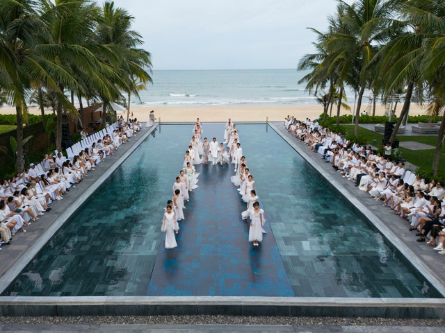 Hương Giang catwalk trên bờ biển, khoe thần thái “chị đại” trong show Xuân Lan - Ảnh 1.