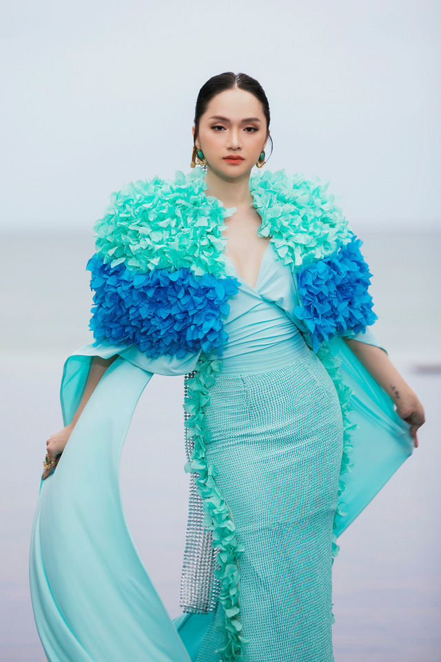 Hương Giang catwalk trên bờ biển, khoe thần thái “chị đại” trong show Xuân Lan - Ảnh 3.