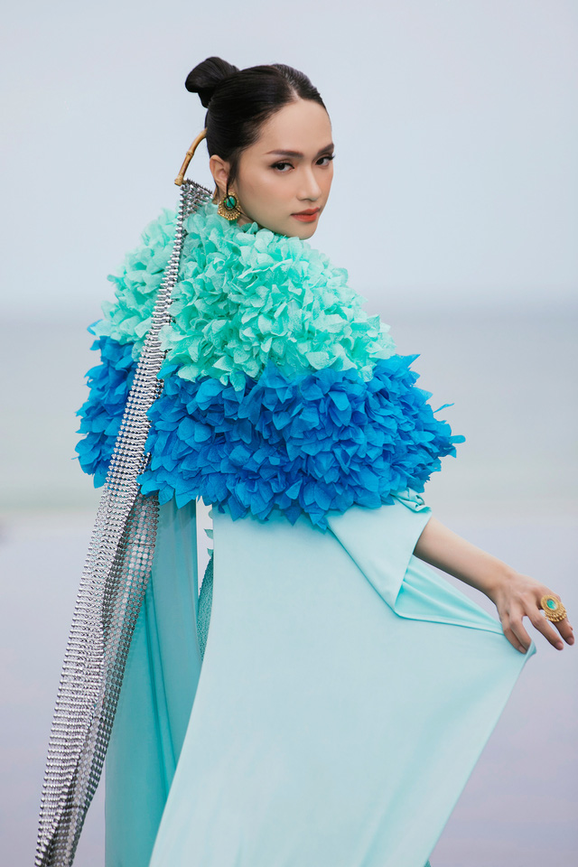Hương Giang catwalk trên bờ biển, khoe thần thái “chị đại” trong show Xuân Lan - Ảnh 4.