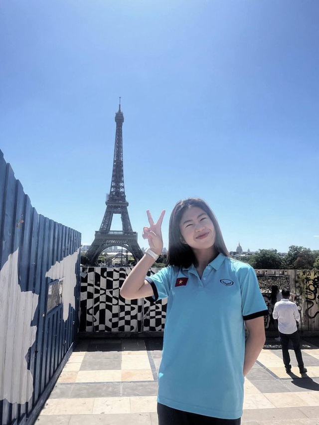 ẢNH | Tuyển thủ nữ Việt Nam tạm biệt tháp Eiffel - Ảnh 3.