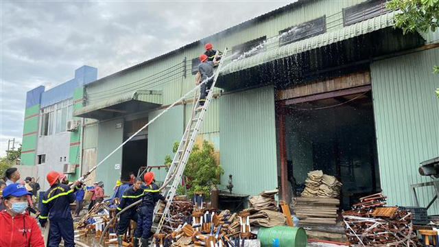 Hai vụ cháy lớn liên tiếp trong KCN Phú Tài (Bình Định), thiệt hại hàng chục tỷ đồng - Ảnh 3.
