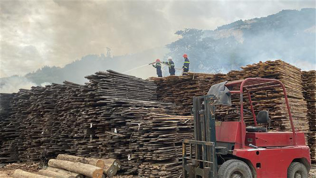 Hai vụ cháy lớn liên tiếp trong KCN Phú Tài (Bình Định), thiệt hại hàng chục tỷ đồng - Ảnh 4.